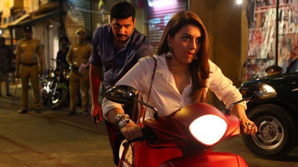 ত্বক বিশেষজ্ঞ মোনার কাছে প্রায়ই পরামর্শের জন্য আসতেন বলিউডের নায়িকারা। ত্বক এবং রূপচর্চা সংক্রান্ত সমস্যার সমাধানে তাঁরা মোনার দ্বারস্থ হতেন। একবার মোনার কাছে এসেছিলেন জুহি চাওলা। সে সময় মায়ের কাছেই ছিলেন হংসিকা। তাঁকে দেখে জুহি বলেছিলেন, হংসিকার উচিত টিভিতে অভিনয় করা।