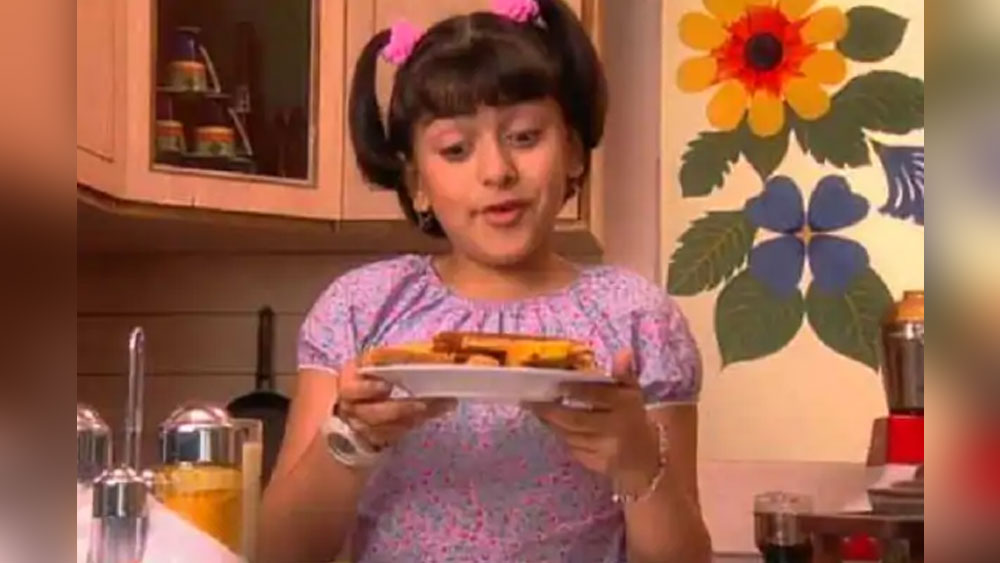 এর পর ‘জাগো’, ‘আবরা কা ডাবরা’, ‘হম কৌন হ্যায়’ ছবিতেও অভিনয় শিশুশিল্পী হিসাবে। যে সময়ে তার বন্ধুরা পড়াশোনা আর খেলাধুলো নিয়ে ব্যস্ত থাকত। তখনই হংসিকার জীবনে পৌঁছে গিয়েছিল তারকাজীবনের আলো। এমনও হয়েছে, নিজের স্কুলেই বিশেষ অতিথি হিসাবে অনুষ্ঠানে উপস্থিত থাকার নিমন্ত্রণ মিলত।