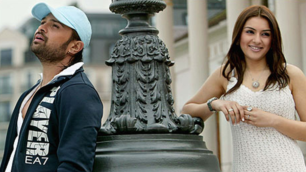 বিরতির পরে হংসিকার প্রত্যাবর্তন ২০০৭-এ। এ বার সকলকে চমকে দেওয়ার পালা। ১৬ বছরের হংসিকাকে দেখা গেল নায়িকার ভূমিকায় ৩৪ বছর বয়সি হিমেশ রেশমিয়ার বিপরীতে, ‘আপ কা সুরুর’ ছবিতে।