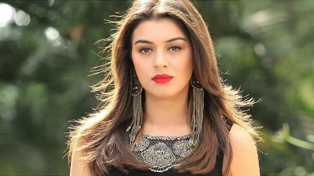 শুধু ইঞ্জেকশনই নয়। আকর্ষণীয় ফিগার পাওয়ার জন্য তিনি বিশেষ বিশেষ অস্ত্রোপচারও করিয়েছিলেন বলে দাবি। তবে হংসিকা বা তাঁর মা মোনা এ প্রসঙ্গে কোনওদিন মুখ খোলেননি।