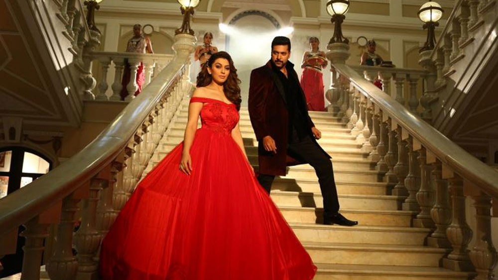 এই ছবির পরে বলিউড নিয়ে হতাশ হয়ে পড়েন হংসিকা। বুঝতে পেরেছিলেন শিশুশিল্পী হিসেবে মেনে নিলেও তাঁকে নায়িকার জায়গায় দেখতে নারাজ বলিউড। অন্যদিকে দক্ষিণে কিন্তু অন্য ছবি। তামিল ও তেলুগু ছবিতে সুপারস্টার হয়ে  উঠলেন তিনি। ১৮ বছর বয়সেই তাঁর পারিশ্রমিক ছাড়াল কোটির অঙ্ক।