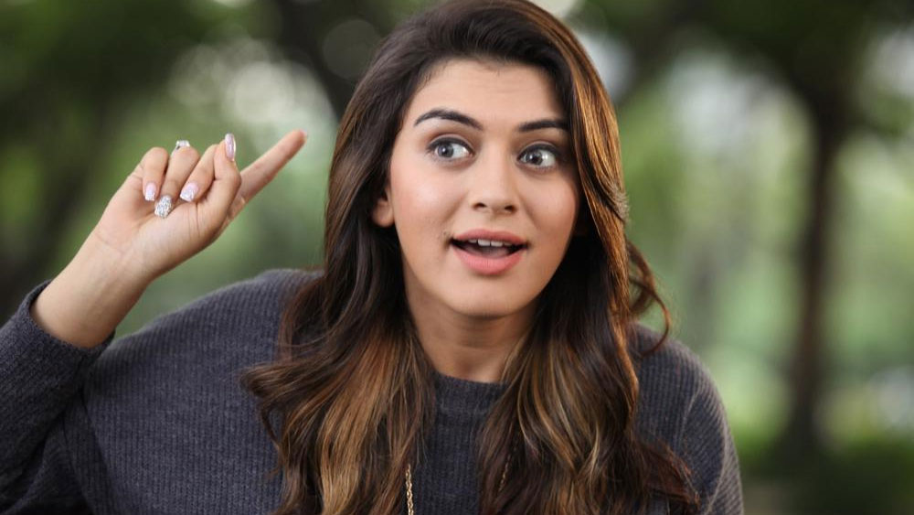 জনপ্রিয়তার হাত ধরেই এল বিতর্ক। দক্ষিণের একাধিক নায়কের সঙ্গে হংসিকার প্রেমের সম্পর্ক নিয়েও গুঞ্জন শোনা যেতে লাগল। তার মধ্যে নায়ক সিলাম্বারাসন বা সিম্বুর সঙ্গে সম্পর্কের কথা সোশ্যাল মিডিয়ায় শেয়ারও করেছিলেন নায়িকা। বেশ কিছু জায়গায় একসঙ্গে দেখা যেত দু’জনকে।