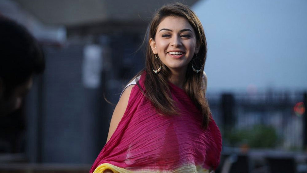 কিন্তু কিছু বছরের মধ্যেই ভেঙে যায় এই সম্পর্ক। ব্রেক আপ নিয়ে হংসিকা মুখ না খুললেও সিম্বুর বাবা জানান, সিম্বু চেয়েছিলেন বিয়ের পরে হংসিকা অভিনয় ছেড়ে দেবেন। কিন্তু এই শর্তে হংসিকা রাজি ছিলেন না।