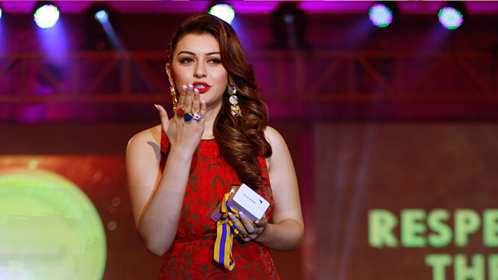 দক্ষিণী ইন্ডাস্ট্রিতে খ্যাতির মধ্যগগনে থাকা হংসিকার কাছে এ বার অফার আসে বলিউড থেকে। কিন্তু বিন্ধ্য পর্বতের ও পার থেকে হংসিকা আর আরবসাগরের তীরে ফিরতে রাজি ছিলেন না। অতীতের সমালোচনা তাঁর মনে ছিল। তিনি এ বার নাকচ করলেন বলিউডি অফার।