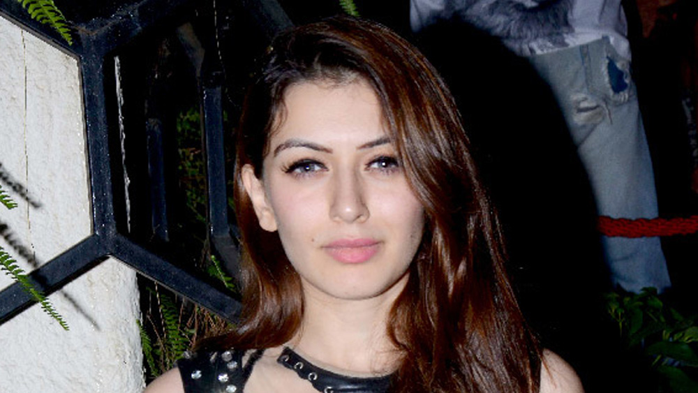 একবার ছুটি কাটাতে তিনি গিয়েছিলেন নিউ ইয়র্ক। সেখানে বিকিনি ও অন্য স্বল্পবাসে তাঁর কিছু ছবি ইন্টারনেট ও মিডিয়ায় প্রকাশিত হয়ে পড়ে। তাঁর অভিযোগ ছিল, তাঁর ফোন হ্যাক করে এই কাণ্ড করা হয়েছে।