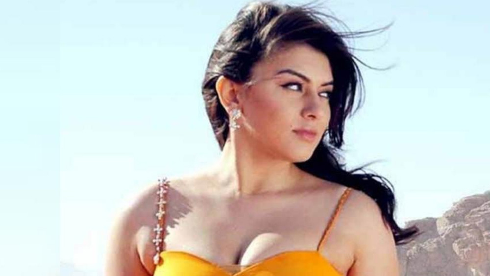 তবে সব বিতর্ককে ছাপিয়ে দক্ষিণে ব্যস্ততম নায়িকা হংসিকা মোতয়ানি। একসঙ্গে ৫ টি ছবির অফার থাকে তাঁর কাছে। বলিউডে ব্যর্থ হয়েও তিনি নিরাশ হননি। অন্য ইন্ডাস্ট্রিতে তৈরি করেছেন নিজের জায়গা।