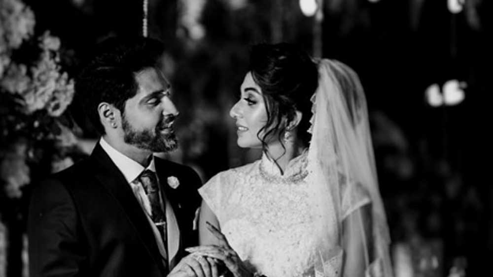 পি সি চন্দ্র গার্ডেনে নবদম্পতি হাজির ছিলেন পশ্চিমী সাজে। এ যেন ‘সপ্তপদী’-র কৃষ্ণেন্দু মুখোপাধ্যায় এবং রিনা ব্রাউনের বিয়ের আসর।