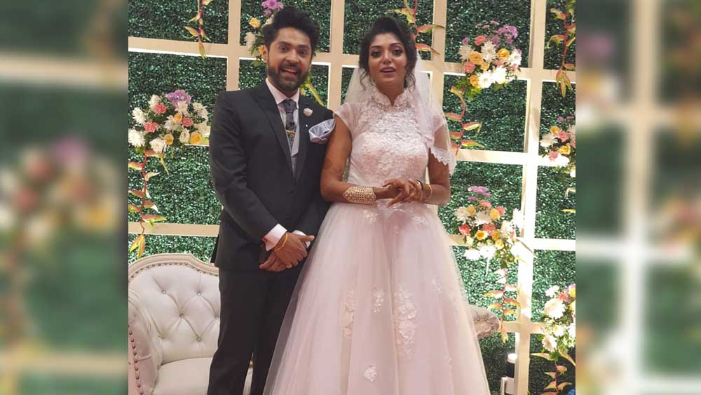 শুধু বর কনের পোশাকই নয়। রোমান ক্যাথলিক রীতি মেনে অনুষ্ঠানে ছিল ওয়েডিং কেক-ও। তাঁদের বিয়ে উপলক্ষে বসেছিল চাঁদের হাট।