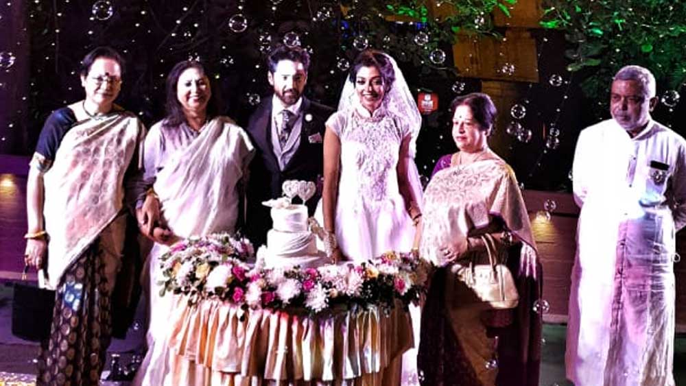 ফুল দিয়ে সাজানো বাহারি টেবিলে রাখা ছিল কেক। তার পাশে দাঁড়িয়ে ফ্রেমবন্দি হল চট্টোপাধ্যায় ও কুমার পরিবার।