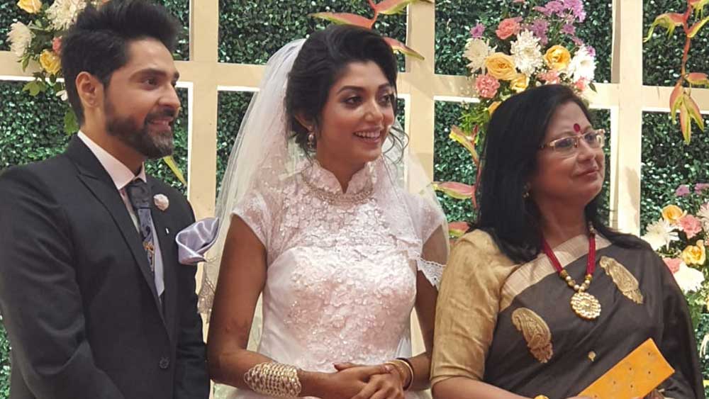 এর আগে বৈদিক রীতি মতে সনাতনী রীতির বিয়েতে কোনও কন্যা সম্প্রদান হয়নি। দেবলীনার ইচ্ছেতেই এই রীতি অনুসরণ করা হয়েছে।