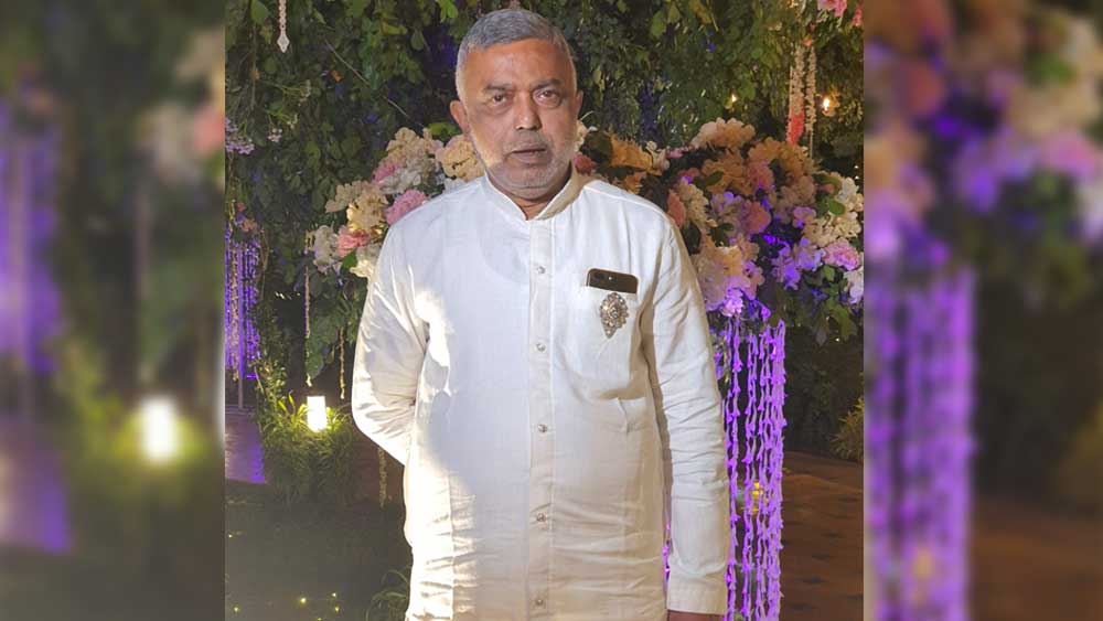 রিসেপশনের রাতে ক্যামেরার সামনে দেবলীনার বাবা দেবাশিস কুমার।