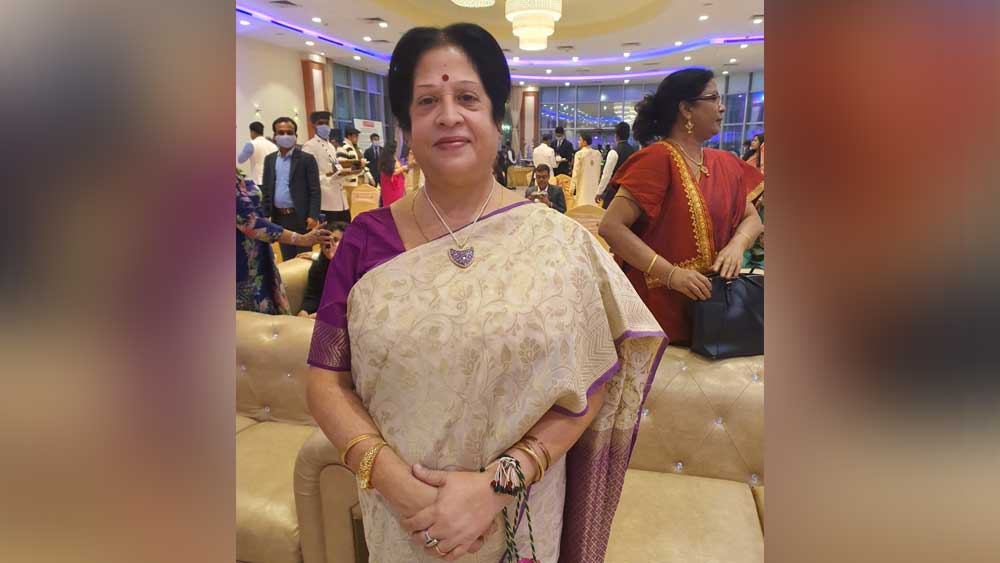 অতিথি আপ্যায়নের ফাঁকে এক চিলতে সময় বার করে লেন্সবন্দি হলেন গৌরবের মা-ও।