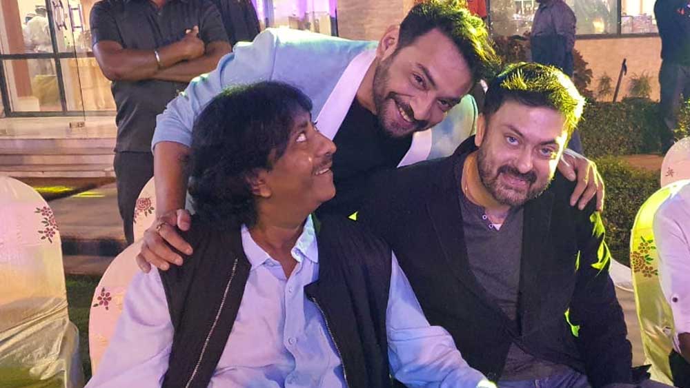 হাল্কা শীতের আমেজে পার্টিতে জমে গেল ওস্তাদ রাশিদ খানের সঙ্গে অভিনেতা সাহেব চট্টোপাধ্যায় ও ঈশান মজুমদারের আড্ডা।