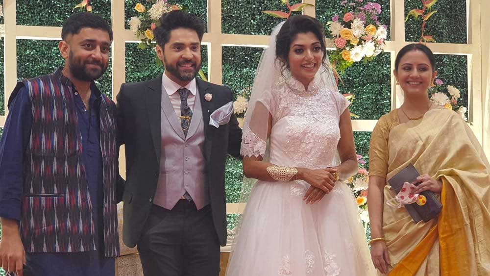 নবদম্পতির সঙ্গে পোজ দিলেন মানালি এবং তাঁর স্বামী অভিমন্যু। মানালি এবং অভিমন্যুও বিয়ে করেছেন কয়েক মাস আগে।