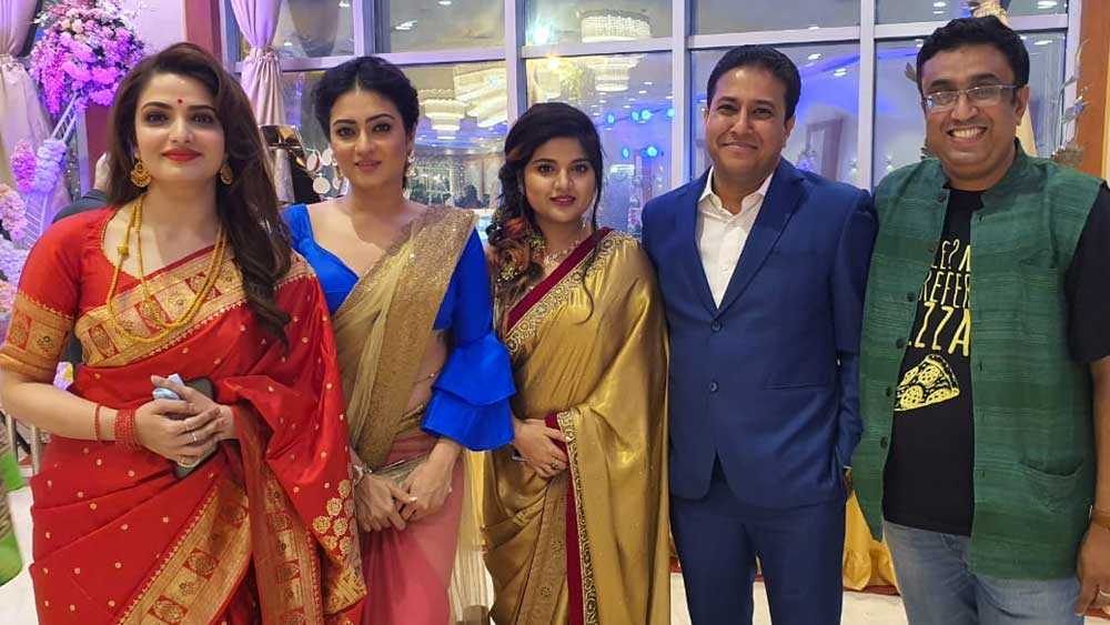 অভিনেত্রী তনুশ্রী চক্রবর্তী, রাজর্ষি দে-সহ টলিপাড়ার বহু তারকাকেই দেখা গেল পার্টিতে।