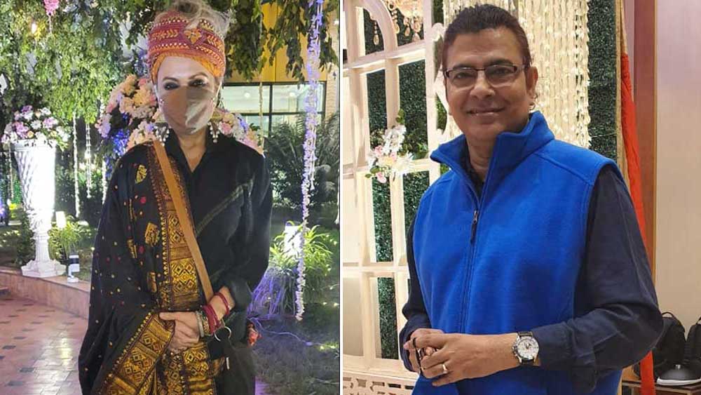 নৃত্যশিল্পী অলকানন্দা রায় তাঁর ইউনিক সাজে নজর কাড়লেন পার্টিতে। গায়ক সুরজিৎকে পাওয়া গেল তাঁর চেনা মেজাজেই।