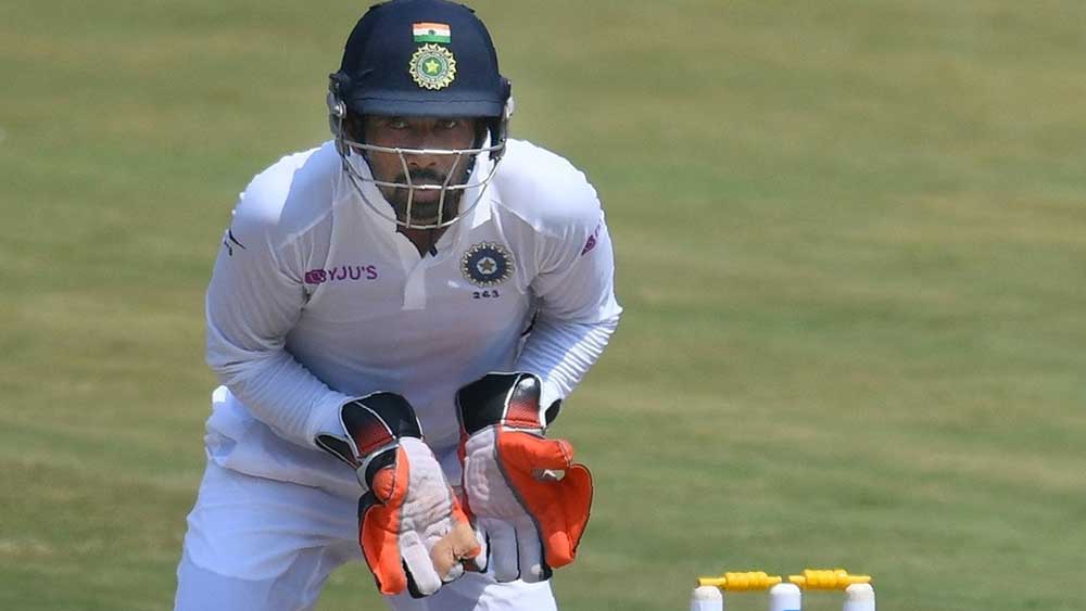 ঋদ্ধিমান সাহা: গোলাপি বলে তাঁর খেলার অভিজ্ঞতা দলের বাকিদের থেকে একটু বেশি। গোলাপি কোকাবুরা বলেই তিনি ম্যাচ খেলেছিলেন মোহনবাগানের হয়ে। যদিও আন্তর্জাতিক ম্যাচের সঙ্গে সেই ম্যাচের তুলনা হয় না। তবুও ঋষভ পন্থের প্রতি দলের অনেকেরই আস্থা বেশি। বার বার ব্যর্থ হওয়া পন্থ দলে জায়গা পান কি না নজর থাকবে সেই দিকেই।