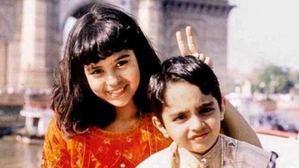 ‘কুছ কুছ হোতা হ্যায়’-এর দু’বছর পরে ‘বাদল’ এবং ‘হর দিল যো প্যায়ার করে গা’ ছবিতেও শিশুশিল্পী হিসেবে অভিনয় করেছেন সানা। এর পর দীর্ঘ বিরতি। ১ দশকেরও বেশি সময় সিনেমা থেকে দূরে ছিলেন তিনি।