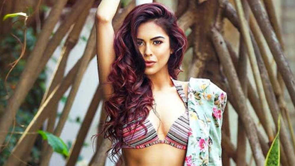 বাণিজ্যে স্নাতক সানার সঙ্গে ডিস্ক জকি এবং ব্যবসায়ী দীপেশ পটেলের সম্পর্কের গু্ঞ্জন শোনা গিয়েছে। তবে এখনও বিয়ে করেননি সানা। কবে বিয়ে করবেন, সে প্রসঙ্গেও কিছু করেননি।