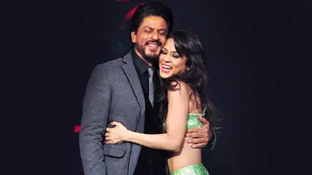 শাহরুখের সঙ্গে এখনও সানার সম্পর্ক মধুর। একটি টেলিভিশন শো-এ শাহরুখের মুখোমুখি হয়েছিলেন সানা। অনেক দিন পর দেখে অনস্ক্রিন মেয়েকে দেখে চিনতেই পারেননি শাহরুখ। সেই শো-এ সানার নাচ দেখে শাহরুখের রসিক মন্তব্য, ‘‘মনে হচ্ছে মেয়ে এ বার সত্যিই বড় হয়ে গিয়েছে।”