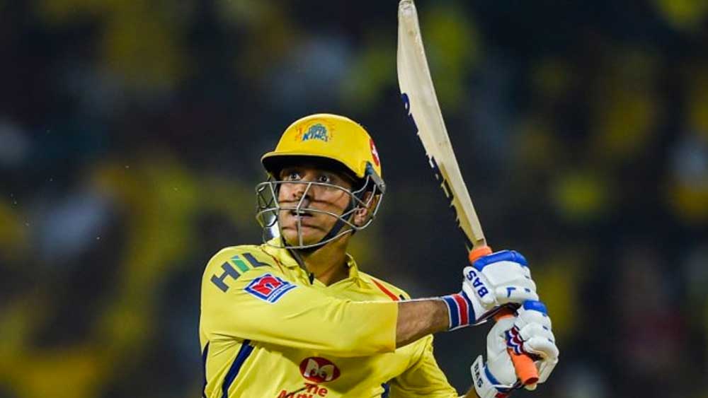 সকলকে ছাপিয়ে প্রথম স্থান মহেন্দ্র সিংহ ধোনির। আইপিএল টুর্নামেন্ট থেকে প্রাক্তন ভারত অধিনায়কের উপার্জন ১৩৭ কোটি টাকা। তাঁর অধিনায়কত্বে ২০১০, ২০১১ এবং ২০১৮— এই তিন বছর আইপিএলজয়ী হয় চেন্নাই সুপার কিংস। এ ছাড়াও তিনি রাইজিং পুণে সুপারজায়ান্টের হয়ে খেলেছেন আইপিএল-এ।