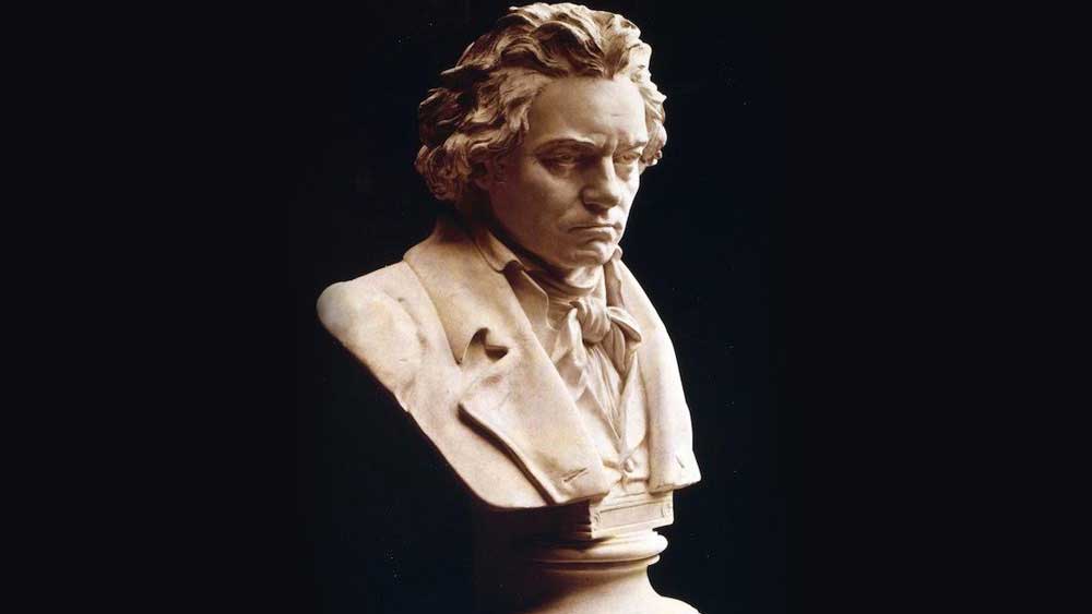 ১৭৯৫ খ্রিস্টাব্দে প্রথম নিজের অনুষ্ঠানে আত্মপ্রকাশ করেন বেঠোভেন। তার পর একের পর এক মূর্ছনার জন্ম দিতে থাকেন তিনি। তবে স্বাভাবিক নিয়মেই স্রষ্টার জীবন একই খাতে প্রবাহিত হয়নি। মাঝে মাঝেই ভাটা পড়েছে সৃষ্টিসুখের উল্লাসে। আবার কখনও কখনও সুরের অমৃতবারি ছিল অবারিত।