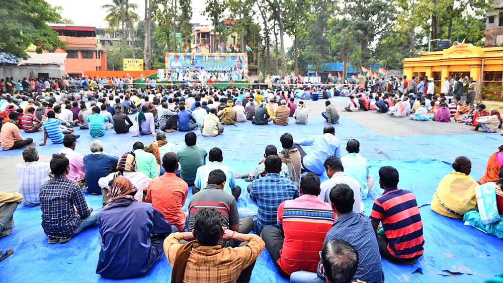 দুপুর ২টো ২০ মিনিটে সভাস্থল। এর মিনিট পনেরো পরে আসেন পার্থ চট্টোপাধ্যায়। নিজস্ব চিত্র