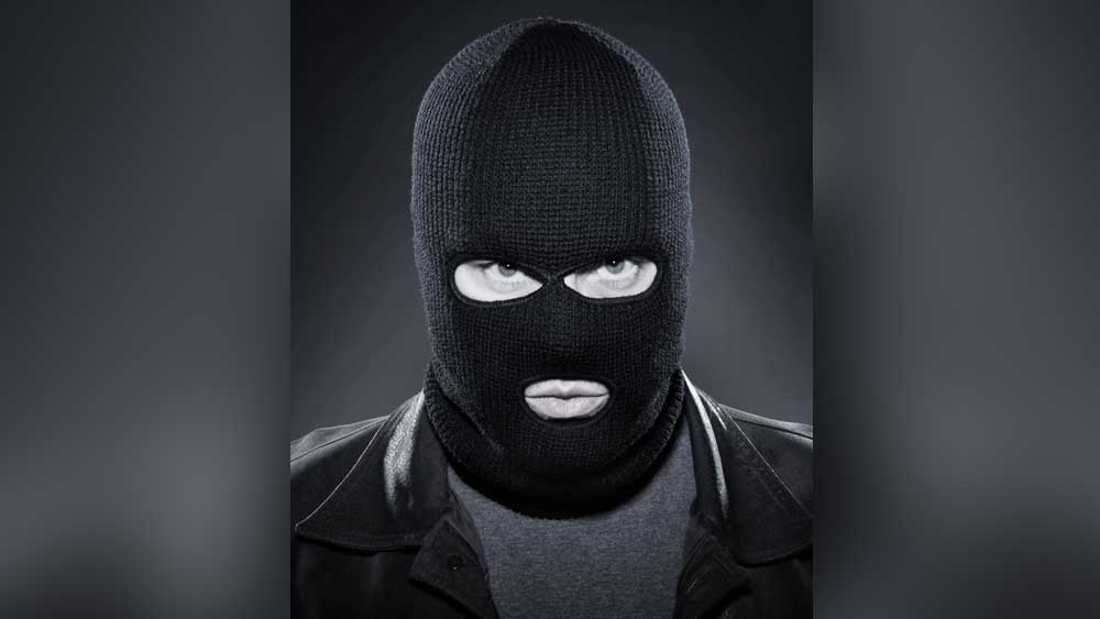 একটা সময়ে নিজের প্রাণের ঝুঁকি নিয়ে চক্রের দুষ্কৃতীদের সঙ্গে দীর্ঘ কথা চালিয়ে যেতেন মরিয়ম। সে ভাবেই ‘সামা’ বলে এক জনের নাম জানতে পারেন মরিয়ম।