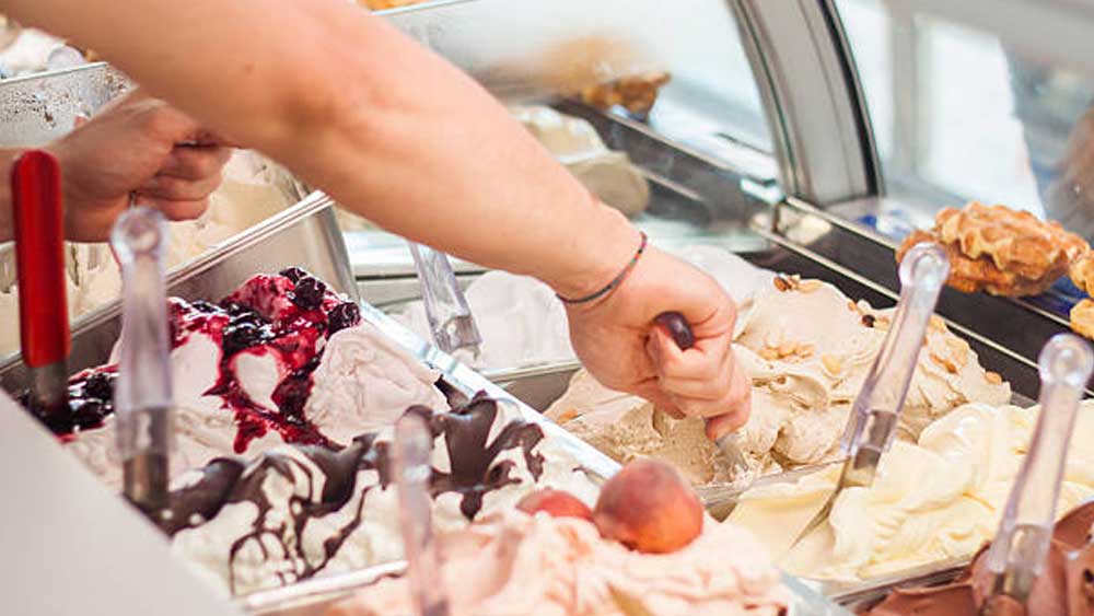 এর পর অনলাইনে চিরুনি তল্লাশি করে সামা-র খোঁজ পান মরিয়ম। জানতে পারেন তাঁর বাড়ি থেকে গাড়িতে ২ ঘণ্টার দূরত্বে একটি আইসক্রিমের দোকানের মহিলা কর্মীর সঙ্গে সামার সখ্যের কথা।