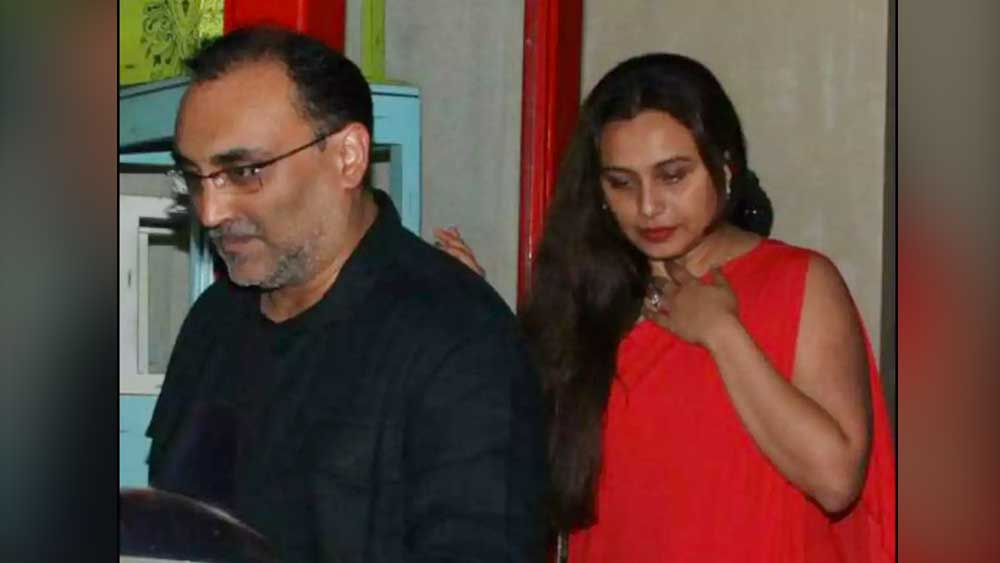 আদিত্য-রানির বন্ধুত্বের কথা ক্রমশ ছড়িয়ে পড়তে থাকে। বলিউডে রানিকে আক্ষরিক অর্থে ‘রানি’ করেছিলেন আদিত্যই। টিনসেল টাউনে সকলে বুঝেছিল রানির পিছনে আদিত্য আছেন।