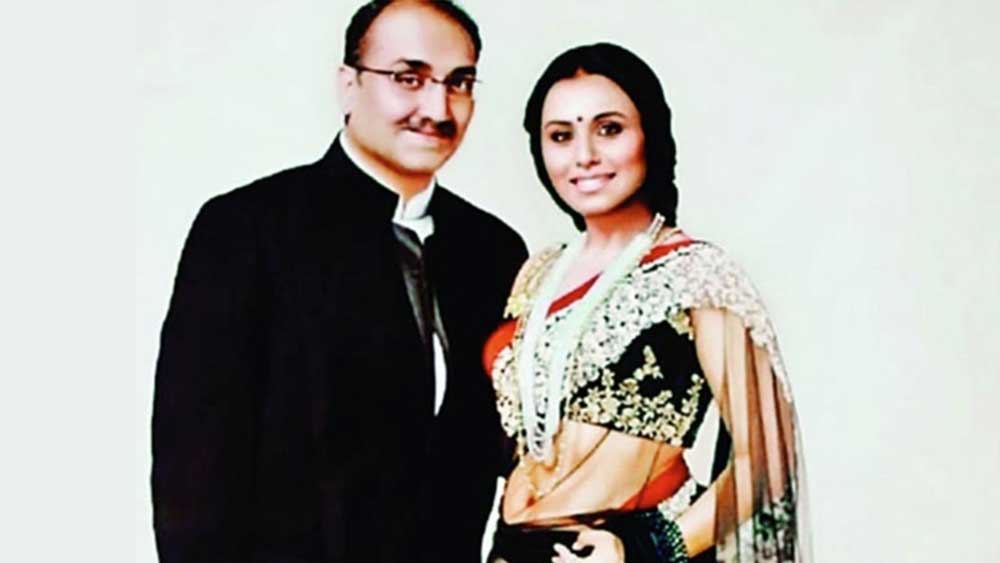 তবে বিয়ের পরেও নিজেদের ব্যক্তিগত জীবন আড়ালেই রেখেছেন আদিত্য ও রানি। মেয়ে আদিরাকেও তাঁরা রেখেছেন প্রচারের আলো থেকে দূরেই।