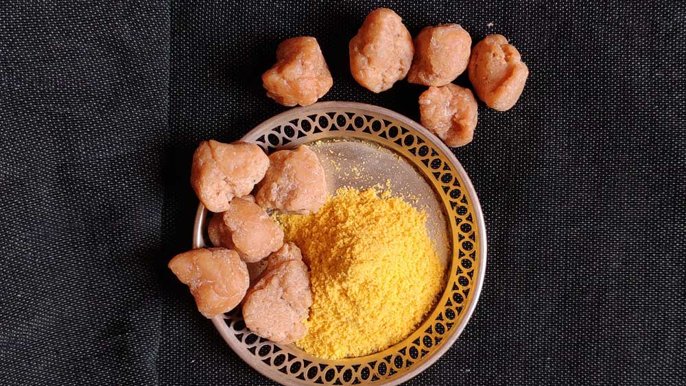 হিঙে উগ্র গন্ধ রয়েছে। তাই রান্নায় ব্যবহারের আগে সুস্বাদু করার জন্য এর সঙ্গে বেশ কিছু অন্য উপাদান মেশানো হয়।