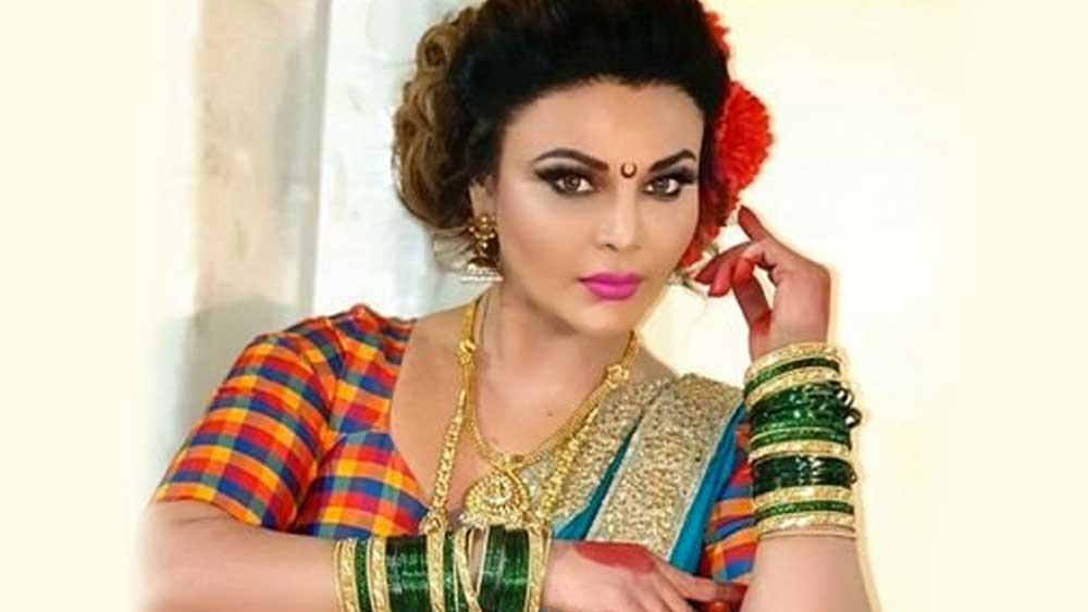 ছোট থেকেই অর্থোপার্জনের কথা ভাবতে হয়েছিল রাখীকে। এক সাক্ষাৎকারে জানিয়েছেন অনিল অম্বানী ও টিনা মুনিমের বিয়েতে তিনি কেটারারকর্মী হিসেবে খাবার পরিবেশন করেছিলেন। পারিশ্রমিক পেয়েছিলেন ৫০ টাকা।