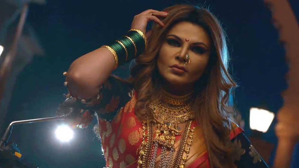 কিন্তু রাখীর নাচ করা নিয়ে ঘোর আপত্তি ছিল তাঁর পরিবারে। ডান্ডিয়া অনুষ্ঠানে অংশ নিয়েছিলেন বলে তাঁর লম্বা চুল কেটে দিয়েছিলেন কাকা। তাঁর ইচ্ছে হত বাড়ির দমবন্ধ পরিবেশ থেকে পালিয়ে গিয়ে নিজের স্বপ্ন পূর্ণ করতে।