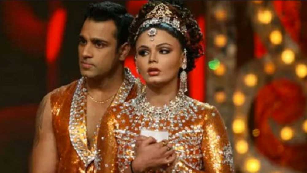 রাখীর জীবনে বিতর্ক এসেছে অবিরাম। ২০০৮ সালে তিনি প্রকাশ্যে চড় মেরেছিলেন তাঁর তৎকালীন প্রেমিক অভিষেক অবস্থিকে। অভিযোগ, অভিষেক অশ্লীল নামে সম্বোধন করেছিলেন রাখীকে।