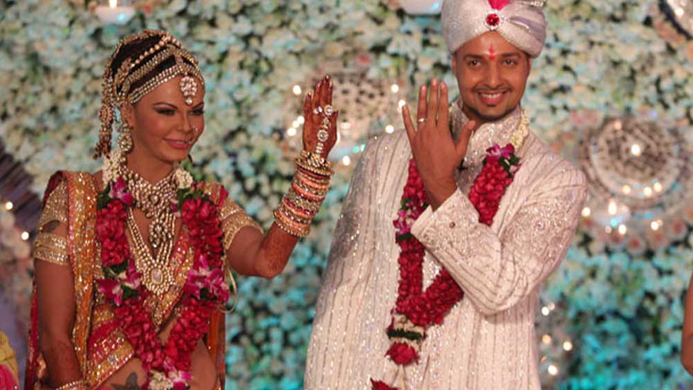 নৃত্যশিল্পী অভিষেক অবস্তির সঙ্গে সম্পর্ক ছিল রাখীর। দু’জনে একসঙ্গে ‘নাচ বালিয়ে’ শো-এও অংশ নিয়েছিলেন। পরে ‘রাখী কা স্বয়ম্বর’ শো-এ তিনি এনগেজড হন কানাডার ব্যবসায়ী এলেশ পরুজানওয়ালার সঙ্গে।