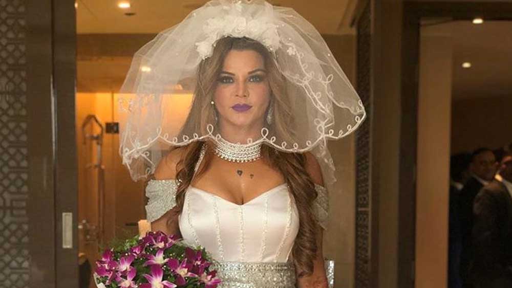 এর পর সাময়িক বিরতি। ২০১৯-এ রাখী ঘোষণা করেন তিনি বিবাহিত। তাঁর স্বামী রীতেশ প্রবাসী ব্যবসায়ী। কাজ করেছেন ডোনাল্ড ট্রাম্পের সঙ্গেও। তবে স্বামীর ছবি এখনও প্রকাশ করেননি তিনি। জানিয়েছেন, তাঁর স্বামী প্রচারের আলো থেকে দূরে থাকতে ভালবাসেন।