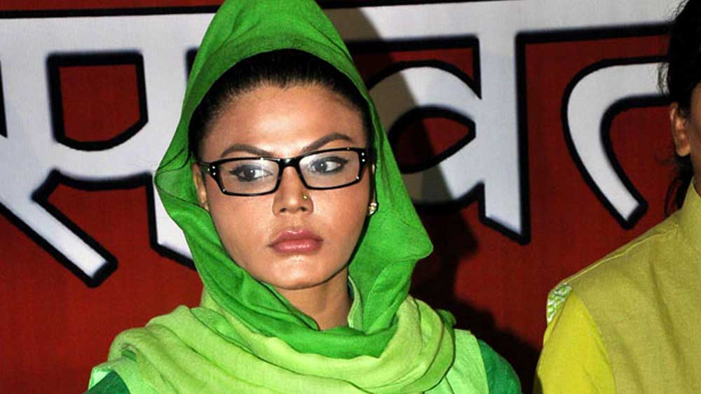 রাজনীতির ময়দানেও এক সময় ছিলেন রাখী। ২০১৪ লোকসভা নির্বাচনে তিনি নির্দল প্রার্থী হিসেবে প্রতিদ্বন্দ্বিতা করেন উত্তর পশ্চিম মুম্বই কেন্দ্র থেকে। কিন্তু বড় ব্যবধানে পরাজিত হন।