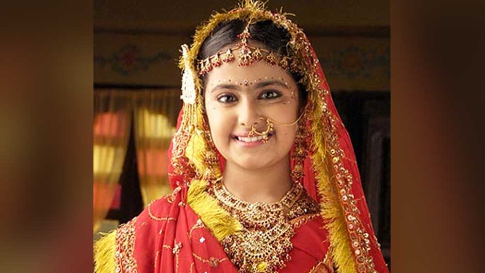 ধারাবাহিকটি দু’বছর সম্প্রচারিত হওয়ার পরে গল্পের আনন্দী বড় হয়ে যায়। অবিকার জায়গায় সে চরিত্রে অভিনয় করেছিলেন প্রত্যুষা বন্দ্যোপাধ্যায়।