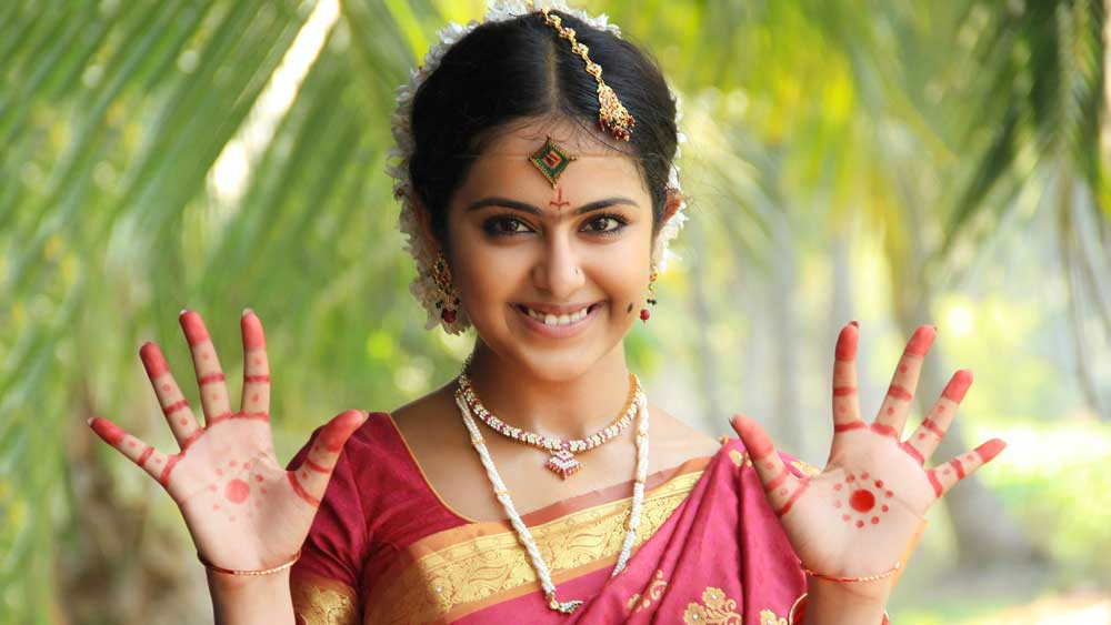 ‘মর্নিং ওয়াক’, ‘পাঠশালা’, ‘তেজ’ ধারাবাহিকে তিনি অভিনয় করেন শিশুশিল্পী হিসেবে। এর পর কয়েক বছরের বিরতি। বিনোদন দুনিয়া থেকে উধাও হয়ে যান আনন্দী। ফিরে আসেন ২০১৩ সালে। তেলুগু ছবি ‘উয়ালা জাম্পালা’-র নায়িকা হয়ে।