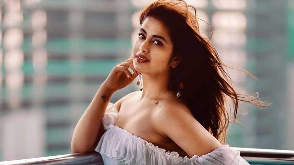 মুম্বইয়ের ‘রায়ান ইন্টারন্যাশনাল স্কুল’-এর প্রাক্তন ছাত্রী অবিকা অভিনয়ের পাশাপাশি ছবি তুলতে ভালবাসেন। নাচ আর গান অনুশীলনও তাঁর খুব প্রিয়।