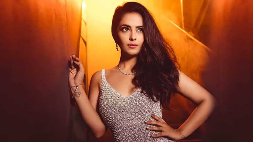 বেহিসেবি খাওয়াদাওয়ার জন্য ওজন বেড়ে যাচ্ছিল লাগামছাড়া ভাবে। সম্প্রতি ১৩ কেজি ওজন কমিয়েছেন তিনি। নতুন লুকে চমকে দিয়েছেন অনুরাগীদের। মাস দু’য়েক আগে ইনস্টাগ্রাম পোস্টে অবিকা জানিয়েছেন তাঁর নতুন যাত্রার কথা।