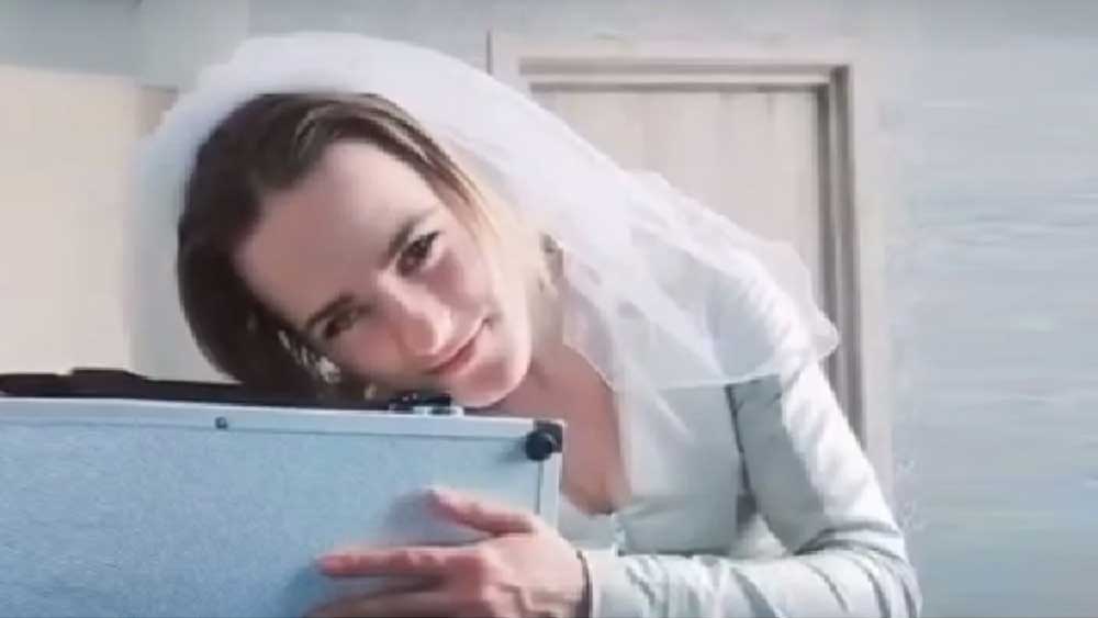 সম্প্রতি মস্কোর বাসিন্দা রেন গর্ন বিয়ে করেছেন তাঁর ব্রিফকেসকে। আদরের ব্রিফকেসের নাম দিয়েছেন ‘গাইডেয়ন’। রেন জানিয়েছেন, তাঁরও বয়ফ্রেন্ড ছিল। কিন্তু প্রেমিকের থেকে ব্রিফকেসের প্রতিই তাঁর আসক্তি বেশি।