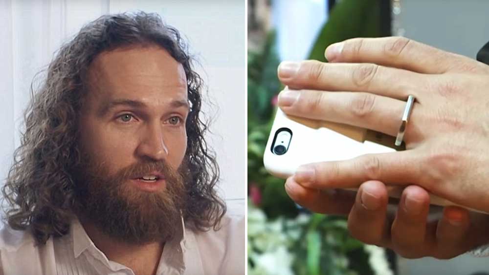 লস অ্যাঞ্জলসের বাসিন্দা অ্যারন শার্ভেনাক পেশায় ছবি পরিচালক। তিনি বিয়ে করেছেন নিজের স্মার্টফোনকে। জানিয়েছেন, নিজের প্রতি ঠিক থাকতেই এই সিদ্ধান্ত। কারণ তাঁর সব আবেগের সঙ্গী ওই ফোন। সকালে ঘুম ভাঙা থেকে শুরু করে রাতে ঘুমোতে যাওয়া। তাঁর সঙ্গী হয় স্মার্টফোন। সবথেকে বেশি সময় কাটানো সেই জিনিসটিকেই নিজের জীবনসঙ্গী করেছেন তিনি।