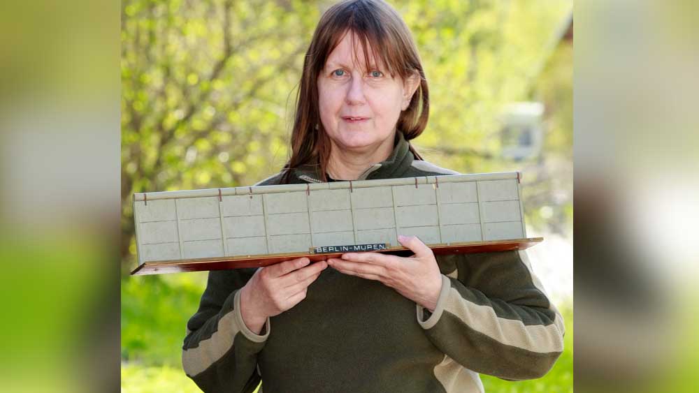 তিনি জানান, ৭ বছর বয়সে প্রাচীরের প্রেমে পড়েছিলেন স্রেফ টিভি দেখে! প্রায়ই টাকা জমিয়ে জার্মানির অন্য প্রান্ত থেকে বার্লিনে আসতেন প্রাচীরের কাছে। ১৯৭৯ সালে বিয়ে করেন প্রাচীরকেই। ১৯৮৯ সালের পরে আর আসেননি ‘স্বামীর’ কাছে। বাড়িতে রেখে দিয়েছেন প্রাচীরের পুরনো মডেল। পদবি ব্যবহার করেন ‘বার্লিনার মাউয়ার’। জার্মান ভাষায় যার অর্থ ‘বার্লিনের প্রাচীর’।