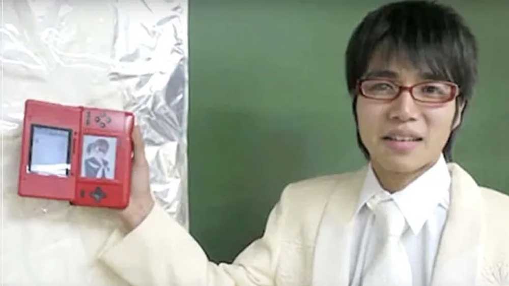 নেনে অ্যানেগাসাকি হল একটি ভিডিয়ো গেমের চরিত্র। তাকে বিয়ে করেছেন এক যুবক। তিনি নিজের আসল নাম প্রকাশ করেন না। পরিবর্তে নাম নিয়েছেন ‘সাল ৯০০০’। ‘লভ প্লাস’ গেমের নেনে-ই তাঁর ‘স্ত্রী’।