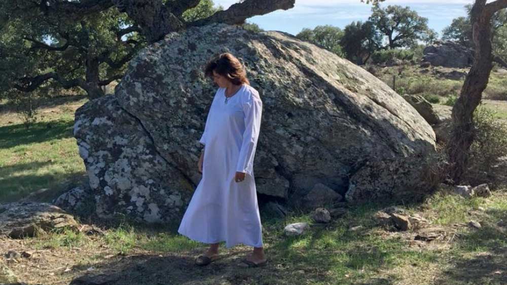 ২০১৬ সালে হংকংয়ে তাঁর প্রদর্শনীতে শিল্পী ট্রেসি এমিন জানান তিনি বিয়ে করেছেন একটি পাথরকে। বিশাল পাথরটি সাজানো থাকে তাঁর বাড়ির বাগানে।