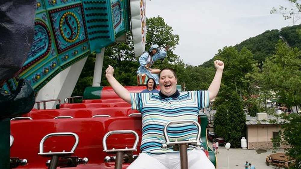 পেনসিলভানিয়ার অ্যামি উলফ ওয়েবার গির্জায় অর্গ্যান বাজান। তিনি বিয়ে করেছেন একটি রোলার কোস্টারকে। ৮০ ফুট উঁচু ওই রাইডে তিনি প্রথম চড়েন ১৩ বছর বয়সে। তার পর থেকেই আকর্ষণ অনুভব করেন তিনি।