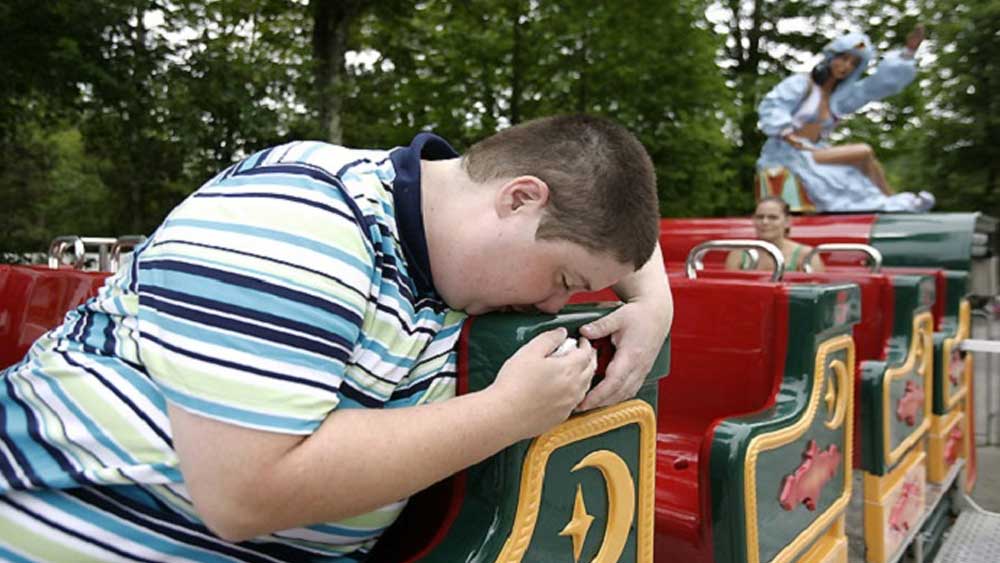 অ্যানি জানিয়েছেন, রোলার কোস্টারের সঙ্গে তাঁর শারীরিক ও মানসিক দুই রকমের সম্পর্কই আছে। তবে অন্যরা তাঁর ‘স্বামীর’ উপর বসে রাইড উপভোগ করলেও তাঁর হিংসে হয় না। ওই রোলার কোস্টার নির্মাণ করেছে ওয়েবার কোম্পানি। তাই নিজের পদবিও ‘ওয়েবার’-ই করেছেন অ্যানি।