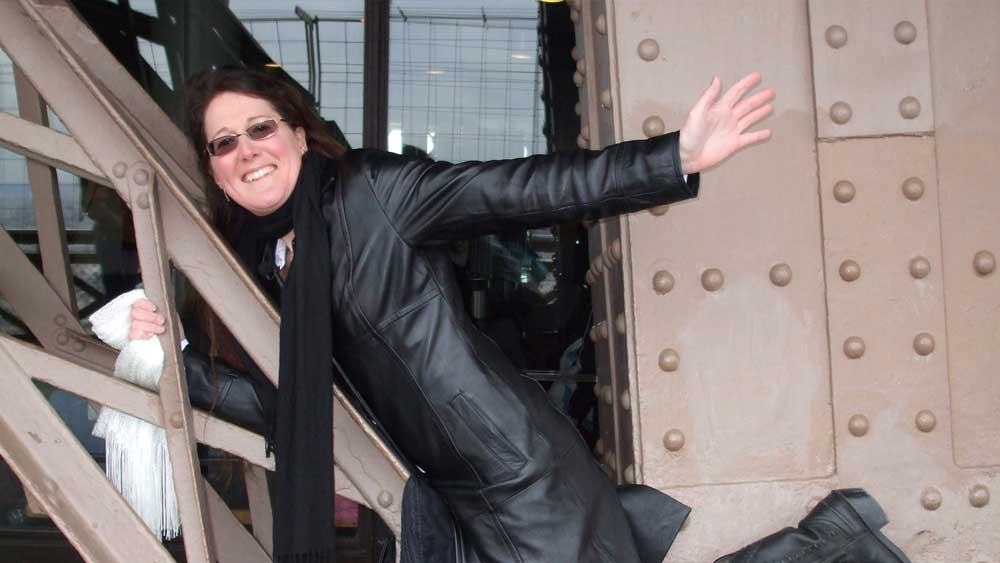 আমেরিকার এরিকা বিয়ে করেছেন আইফেল টাওয়ারকে। এর স্থাপত্যে তিনি মুগ্ধ ছোট থেকেই। বড় হয়ে বিয়ে করেছেন এই সৌধকেই। বিয়ের পর থেকে তাঁর পরিচয় এরিকা আইফেল। জানিয়েছেন, মনের ইচ্ছে পূর্ণ করে জীবনকে উপভোগ করেছন তিনি।